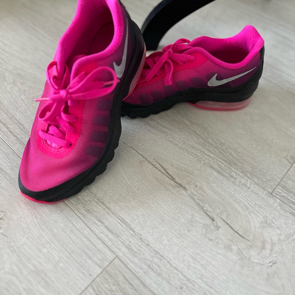 Nike Women's Pink Athletic Shoes